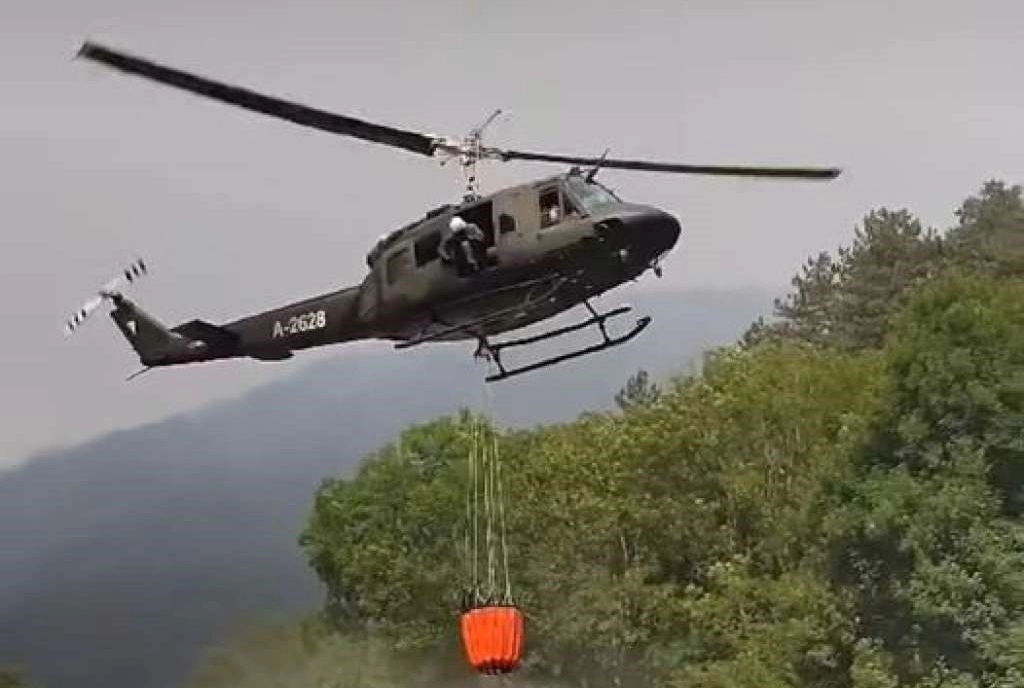 Helez: Helikopter Oružanih snaga BiH od jutros gasi požar na lokalitetu Tjentište